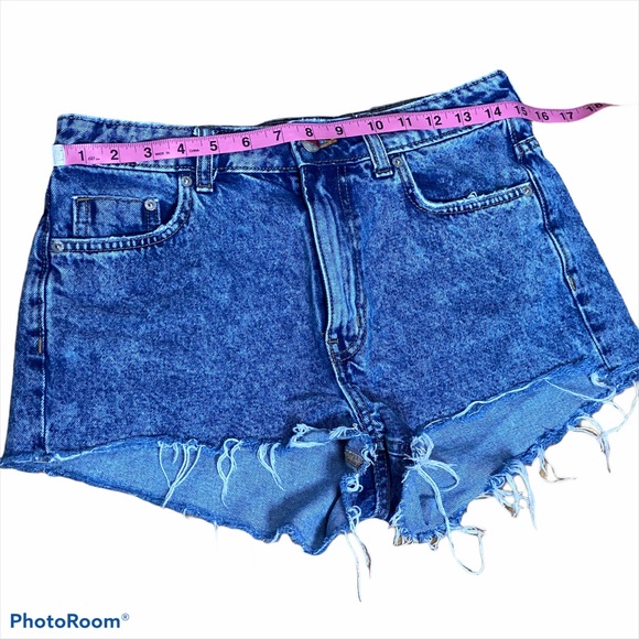 H&M HighWaisted acid washed frayed hem shorts - Picture 3 of 6